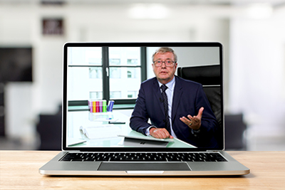 Dr. Wolfgang Eßer auf einem Laptop-Bildschirm