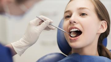 Zahnärztin untersucht Mädchen