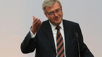 Dr. Wolfgang Eßer am Mikrofon